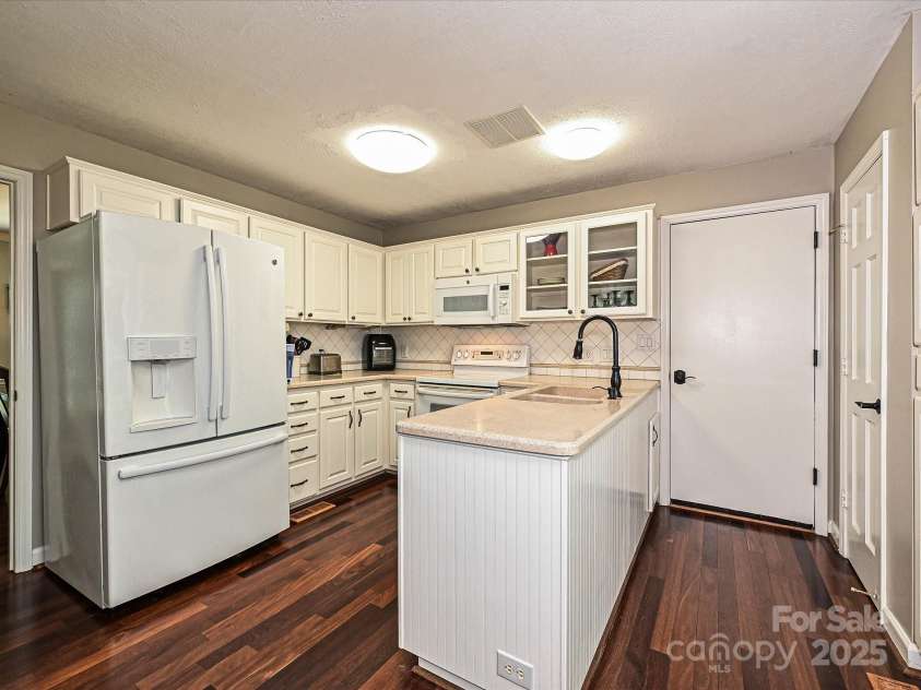 2621 Brightmoor Ridge Drive, Matthews, NC 28105.  MLS# CAR4275858, YatesRealty ID 28410. Kitchen