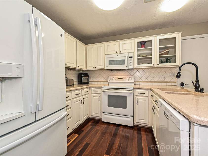 2621 Brightmoor Ridge Drive, Matthews, NC 28105.  MLS# CAR4275858, YatesRealty ID 28410. Kitchen