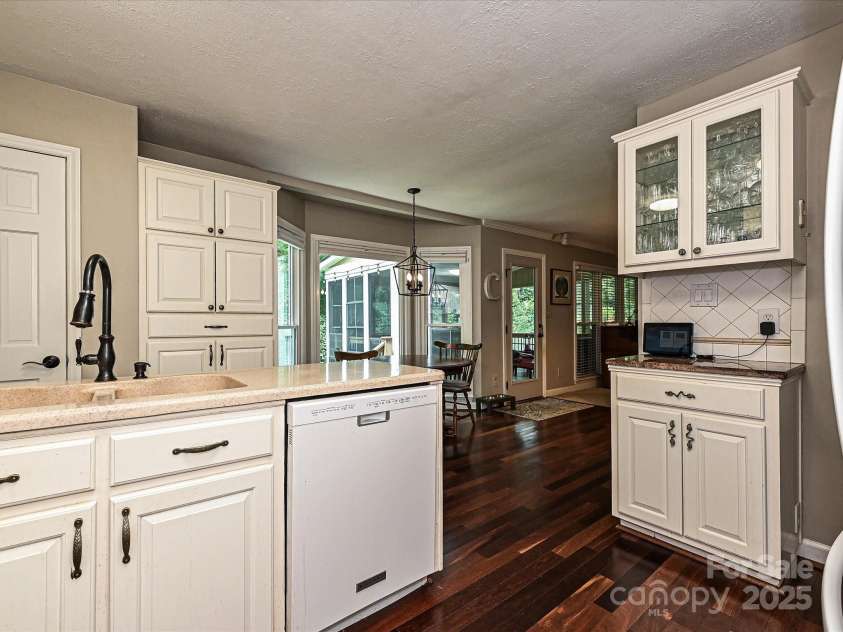 2621 Brightmoor Ridge Drive, Matthews, NC 28105.  MLS# CAR4275858, YatesRealty ID 28410. Kitchen
