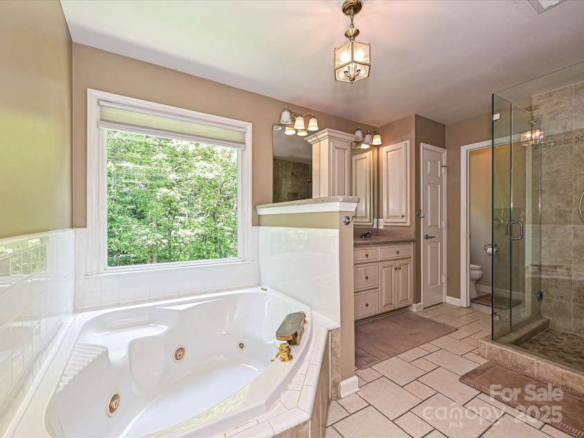2621 Brightmoor Ridge Drive, Matthews, NC 28105.  MLS# CAR4275858, YatesRealty ID 28410. Primary Bathroom