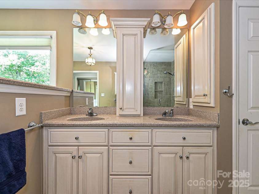2621 Brightmoor Ridge Drive, Matthews, NC 28105.  MLS# CAR4275858, YatesRealty ID 28410. Primary Bathroom