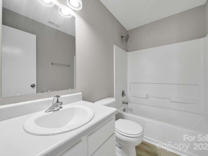 2707 Cochrane Drive, Charlotte, NC 28269.  MLS# CAR4283122, YatesRealty ID 28412. Full Bathroom