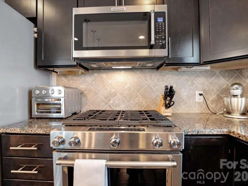5122 Mount Clare Lane, Charlotte, NC 28210.  MLS# CAR4387557, YatesRealty ID 28414. 