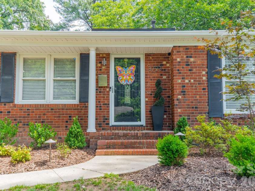 3723 Litchfield Road, Charlotte, NC 28211.  MLS# CAR4387629, YatesRealty ID 28415. 