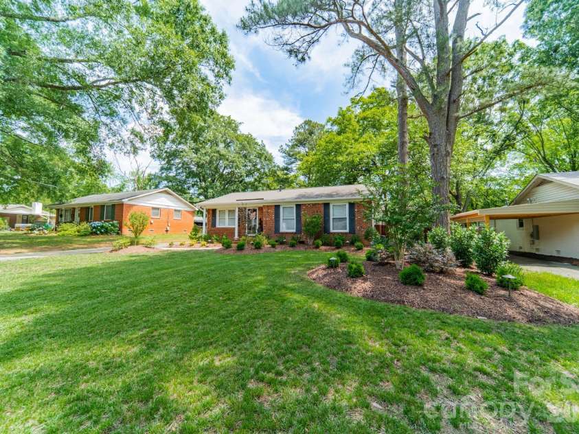 3723 Litchfield Road, Charlotte, NC 28211.  MLS# CAR4387629, YatesRealty ID 28415. 