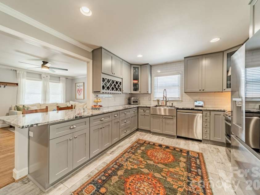 3723 Litchfield Road, Charlotte, NC 28211.  MLS# CAR4387629, YatesRealty ID 28415. 