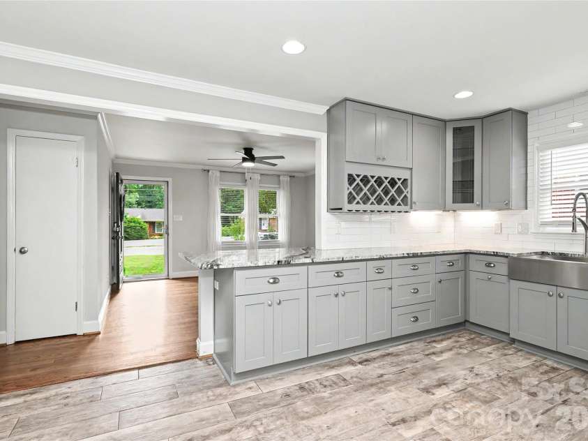 3723 Litchfield Road, Charlotte, NC 28211.  MLS# CAR4387629, YatesRealty ID 28415. 