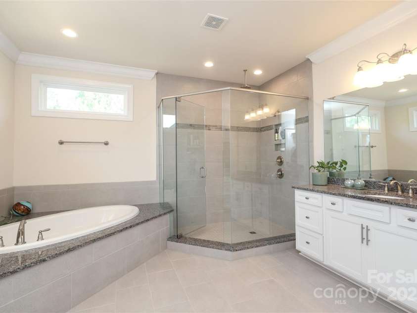 398 Hampton Trail Drive, Fort Mill, SC 29708.  MLS# CAR4271025, YatesRealty ID 28415. Large Owners Bath