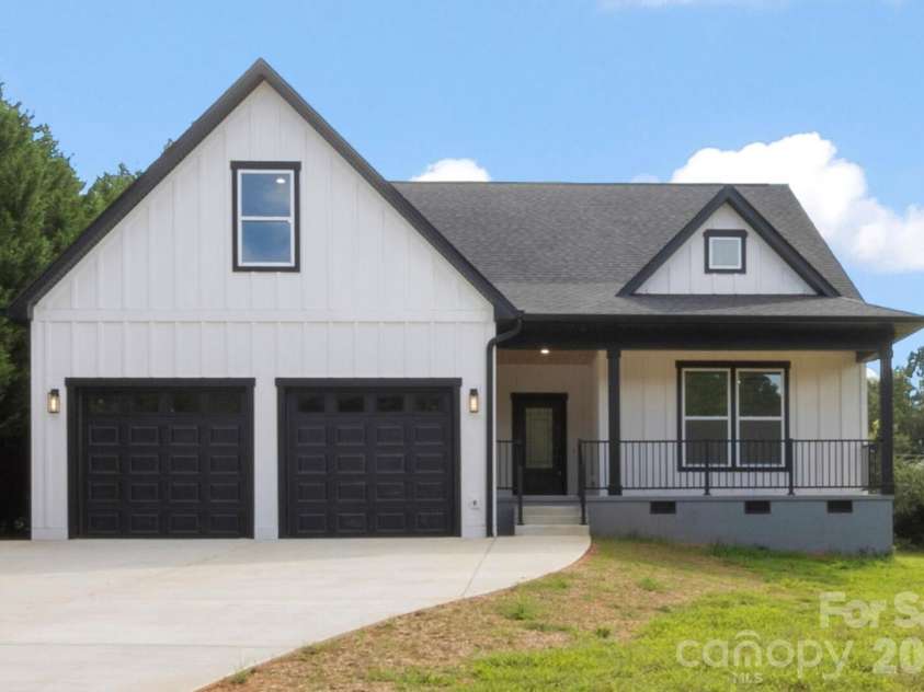 2589 Polo Lane, Maiden, NC 28650.  MLS# CAR4299931, YatesRealty ID 28419. Front view of this modern farmhouse custom home.Vertical  Hardie board and batten siding. Large driveway with extra parking. Side entrance door to garage with sidewalk