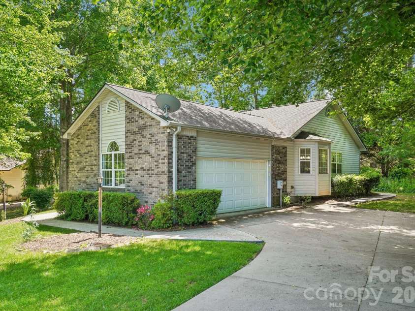 7 St Andrews Drive, Etowah, NC 28729.  MLS# CAR4388193, YatesRealty ID 28424. 