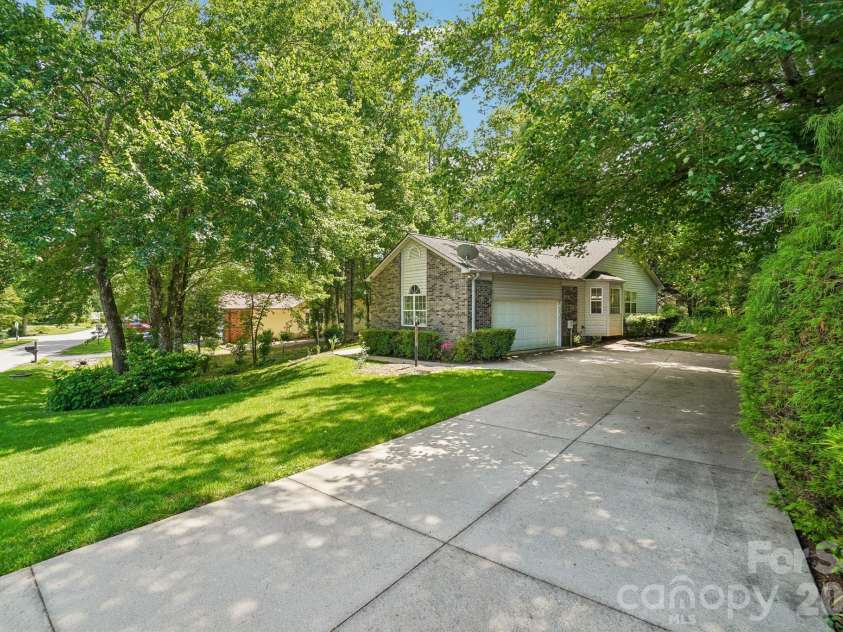 7 St Andrews Drive, Etowah, NC 28729.  MLS# CAR4388193, YatesRealty ID 28424. 