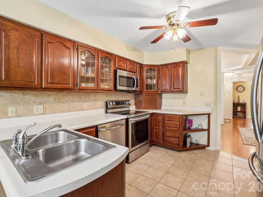 7 St Andrews Drive, Etowah, NC 28729.  MLS# CAR4388193, YatesRealty ID 28424. 