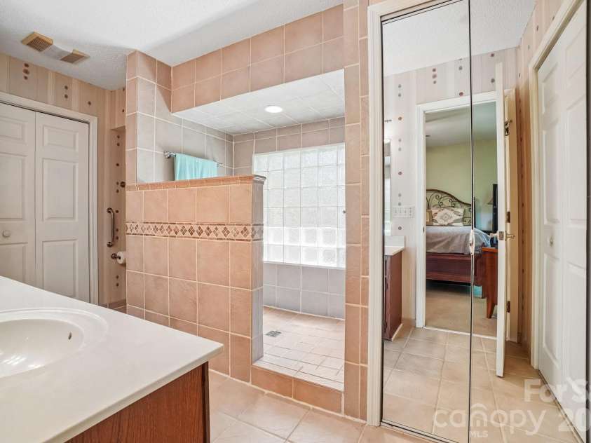 7 St Andrews Drive, Etowah, NC 28729.  MLS# CAR4388193, YatesRealty ID 28424. 