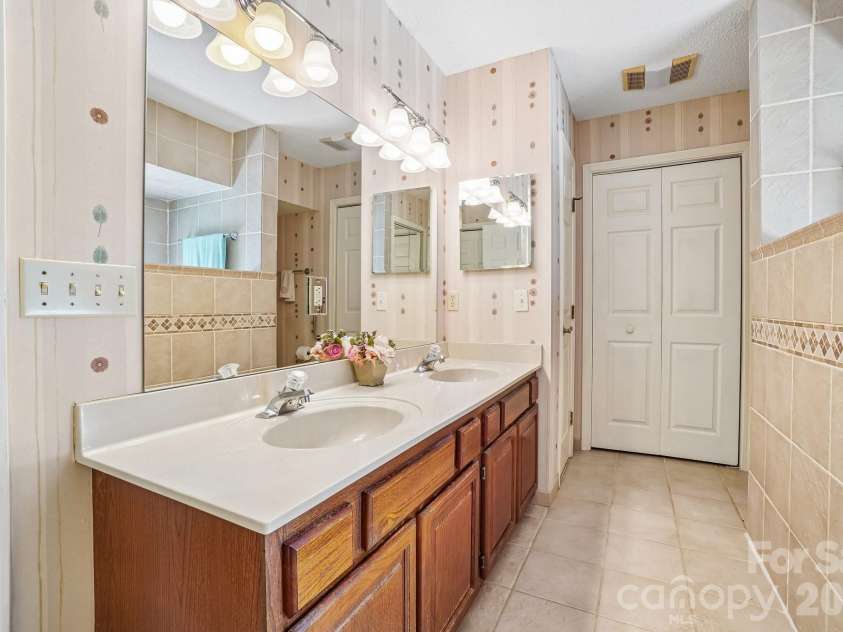 7 St Andrews Drive, Etowah, NC 28729.  MLS# CAR4388193, YatesRealty ID 28424. 