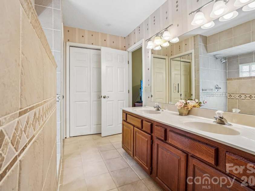 7 St Andrews Drive, Etowah, NC 28729.  MLS# CAR4388193, YatesRealty ID 28424. 