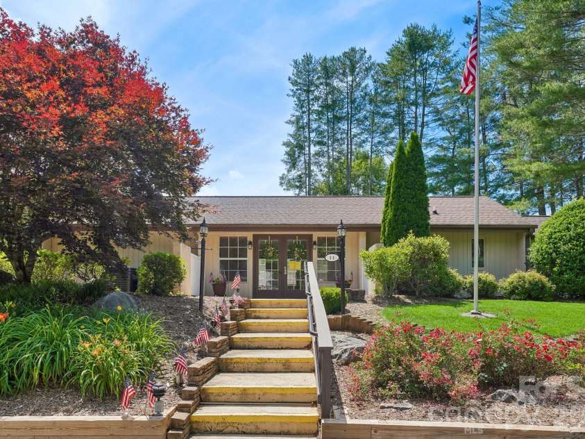7 St Andrews Drive, Etowah, NC 28729.  MLS# CAR4388193, YatesRealty ID 28424. 