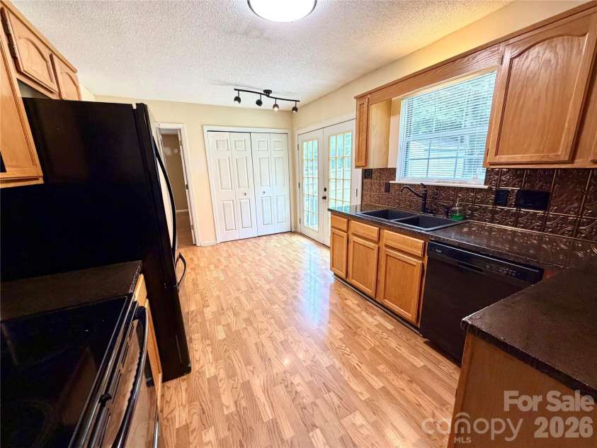 8004 Glencannon Drive, Charlotte, NC 28227.  MLS# CAR4390341, YatesRealty ID 28428. 