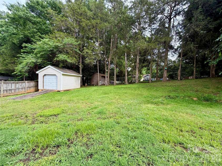 8004 Glencannon Drive, Charlotte, NC 28227.  MLS# CAR4390341, YatesRealty ID 28428. 