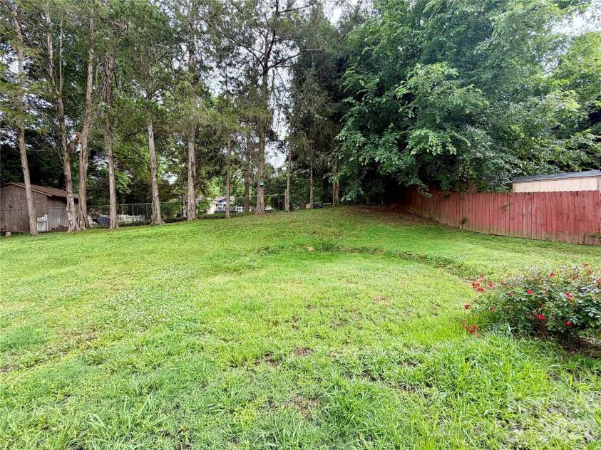 8004 Glencannon Drive, Charlotte, NC 28227.  MLS# CAR4390341, YatesRealty ID 28428. 