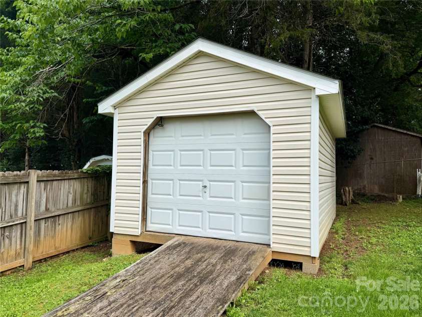 8004 Glencannon Drive, Charlotte, NC 28227.  MLS# CAR4390341, YatesRealty ID 28428. 