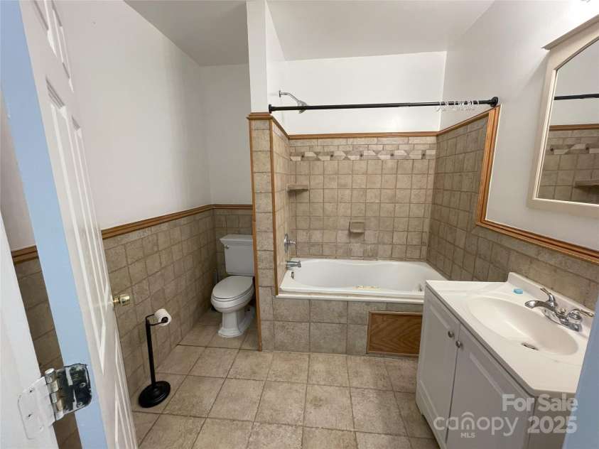 513 Honeywood Avenue, Charlotte, NC 28216.  MLS# CAR4238733, YatesRealty ID 2843. 