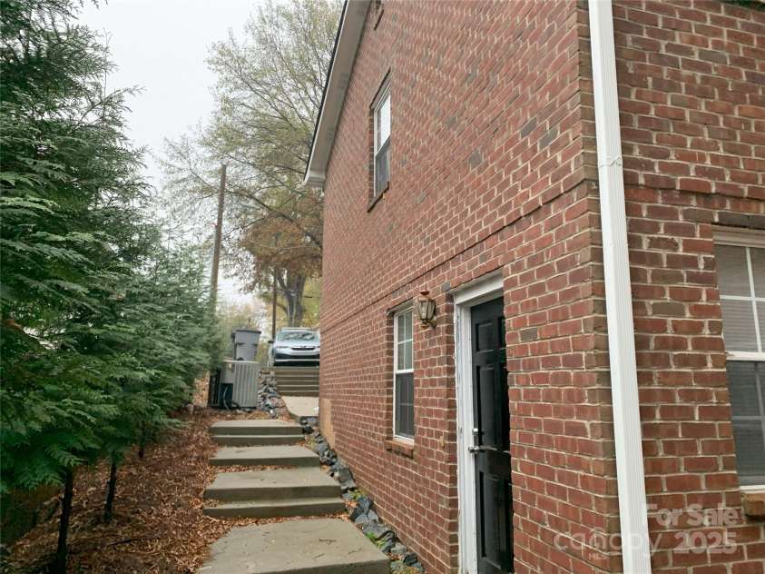 513 Honeywood Avenue, Charlotte, NC 28216.  MLS# CAR4238733, YatesRealty ID 2843. 