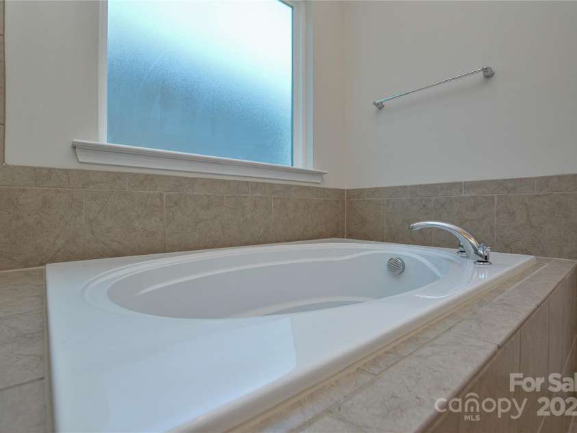 6096 Cloverdale Drive, Fort Mill, SC 29708.  MLS# CAR4285834, YatesRealty ID 28430. 