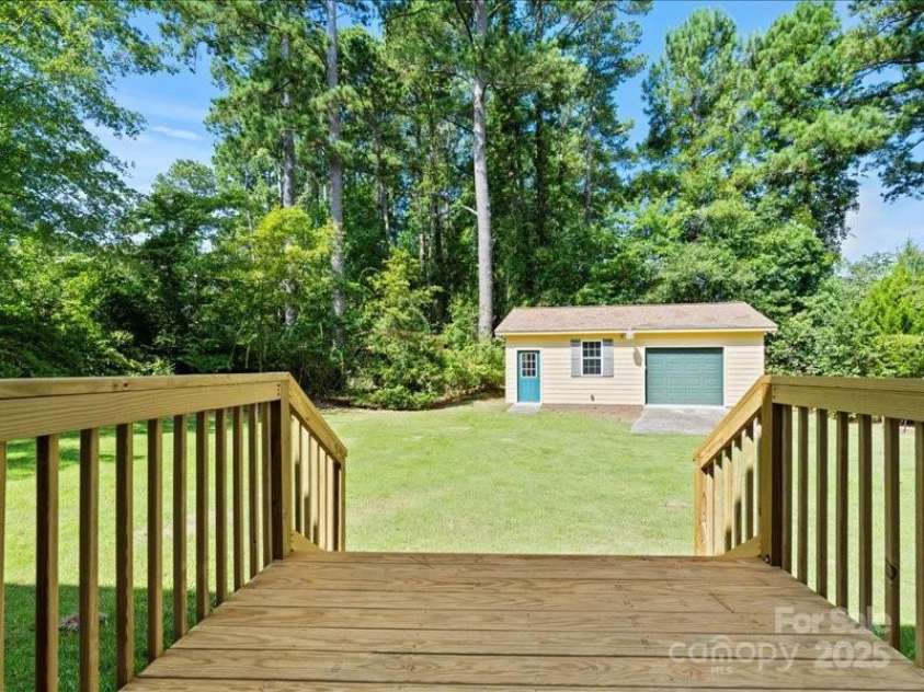 201 Poplar Street, Cheraw, SC 29520.  MLS# CAR4285918, YatesRealty ID 28431. 