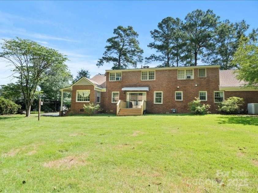 201 Poplar Street, Cheraw, SC 29520.  MLS# CAR4285918, YatesRealty ID 28431. 