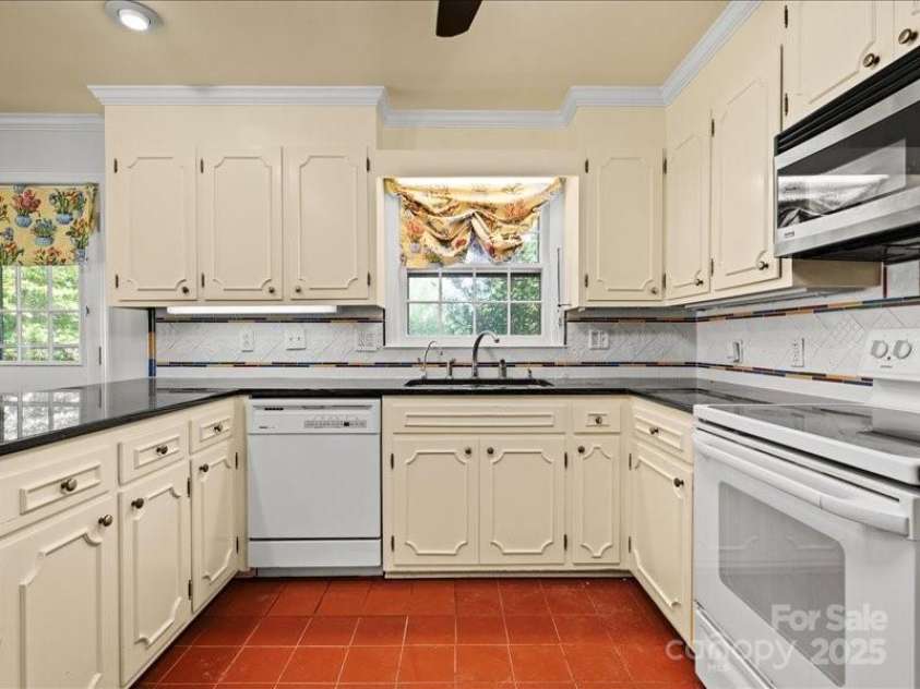 201 Poplar Street, Cheraw, SC 29520.  MLS# CAR4285918, YatesRealty ID 28431. 