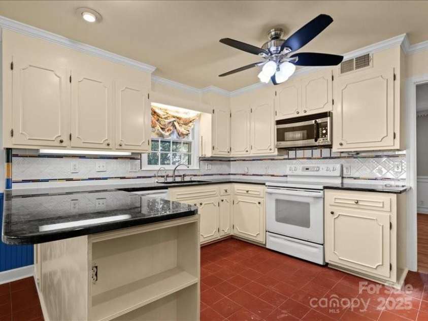 201 Poplar Street, Cheraw, SC 29520.  MLS# CAR4285918, YatesRealty ID 28431. 