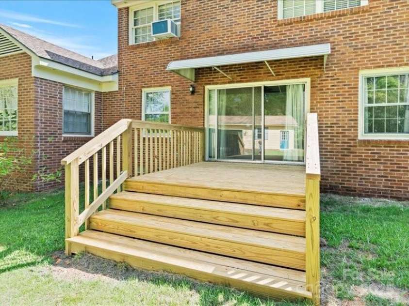 201 Poplar Street, Cheraw, SC 29520.  MLS# CAR4285918, YatesRealty ID 28431. 