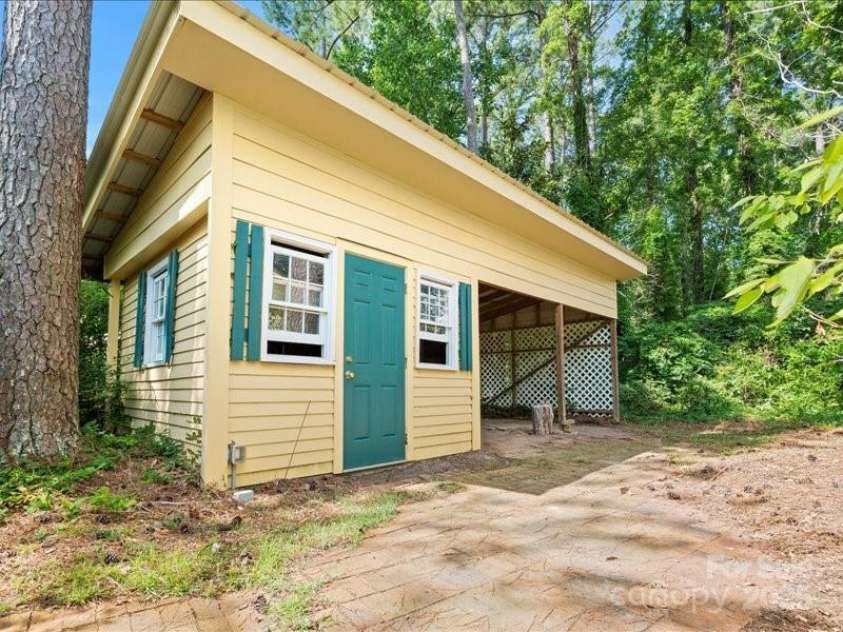 201 Poplar Street, Cheraw, SC 29520.  MLS# CAR4285918, YatesRealty ID 28431. 