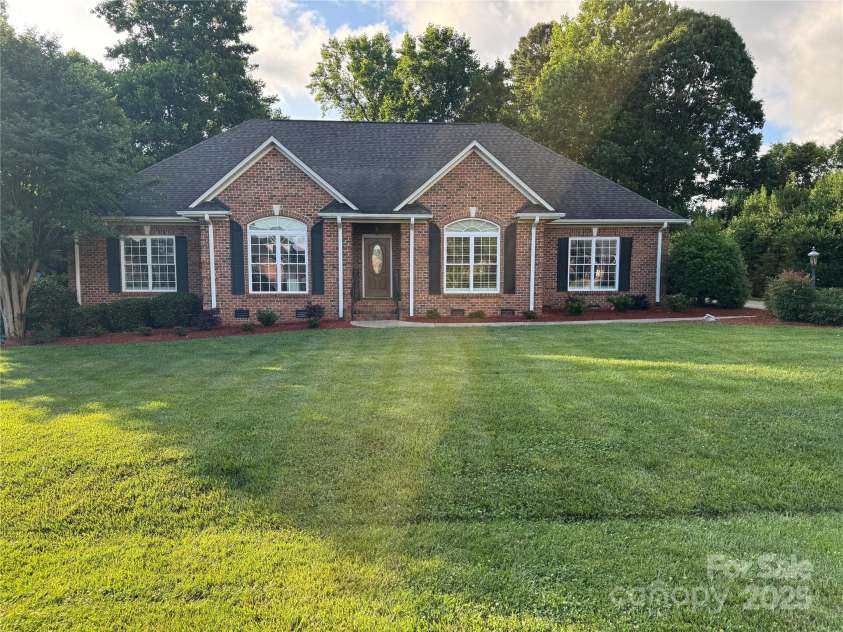 2911 Weatherfield Drive, Lincolnton, NC 28092.  MLS# CAR4285665, YatesRealty ID 28433. Beautiful Brick Ranch