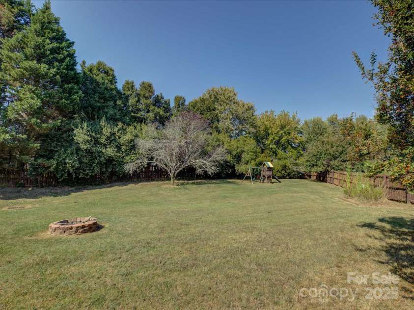 17309 Knoxwood Drive, Huntersville, NC 28078.  MLS# CAR4306070, YatesRealty ID 28436. 