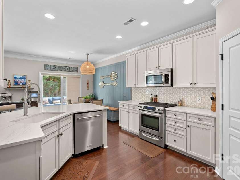 2207 Whitford Lane, Charlotte, NC 28210.  MLS# CAR4366216, YatesRealty ID 28436. Kitchen with upgraded backsplash and counter tops