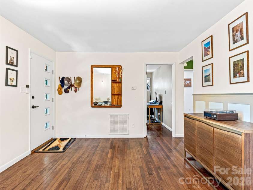 44 Broadview Avenue, Asheville, NC 28803.  MLS# CAR4369387, YatesRealty ID 28438. 