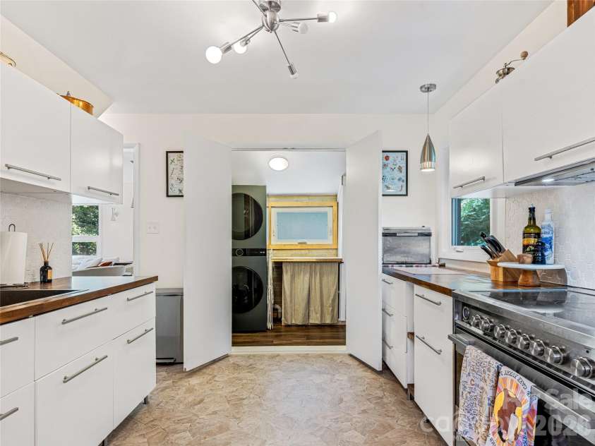 44 Broadview Avenue, Asheville, NC 28803.  MLS# CAR4369387, YatesRealty ID 28438. 