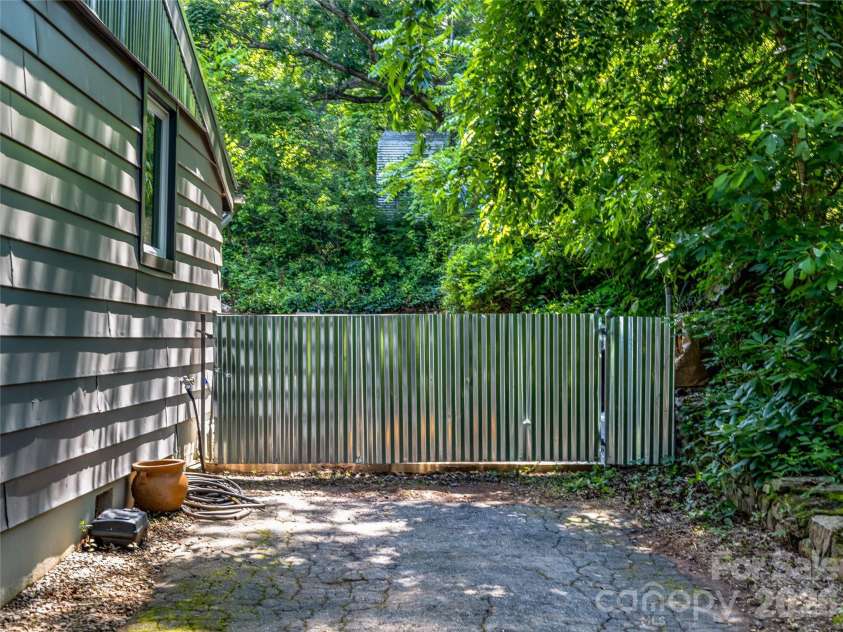 44 Broadview Avenue, Asheville, NC 28803.  MLS# CAR4369387, YatesRealty ID 28438. 