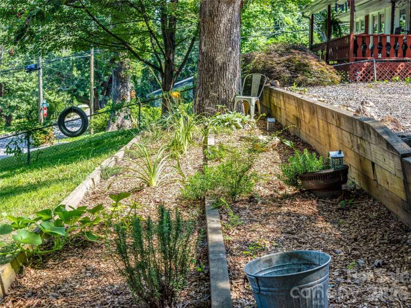 44 Broadview Avenue, Asheville, NC 28803.  MLS# CAR4369387, YatesRealty ID 28438. 