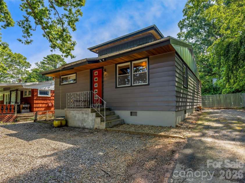 44 Broadview Avenue, Asheville, NC 28803.  MLS# CAR4369387, YatesRealty ID 28438. 