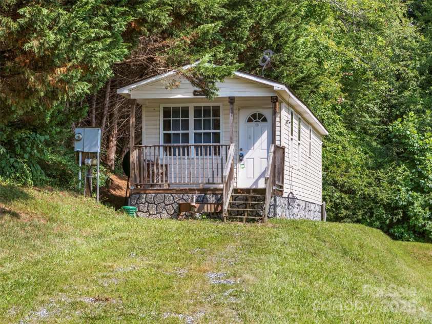 15 Country Ridge Drive, Leicester, NC 28748.  MLS# CAR4276971, YatesRealty ID 2844. 