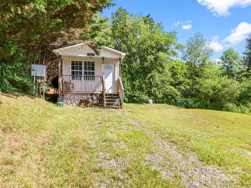 15 Country Ridge Drive, Leicester, NC 28748.  MLS# CAR4276971, YatesRealty ID 2844. 
