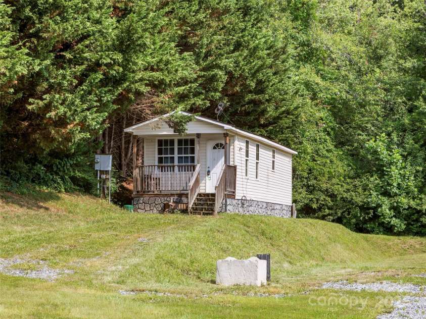 15 Country Ridge Drive, Leicester, NC 28748.  MLS# CAR4276971, YatesRealty ID 2844. 