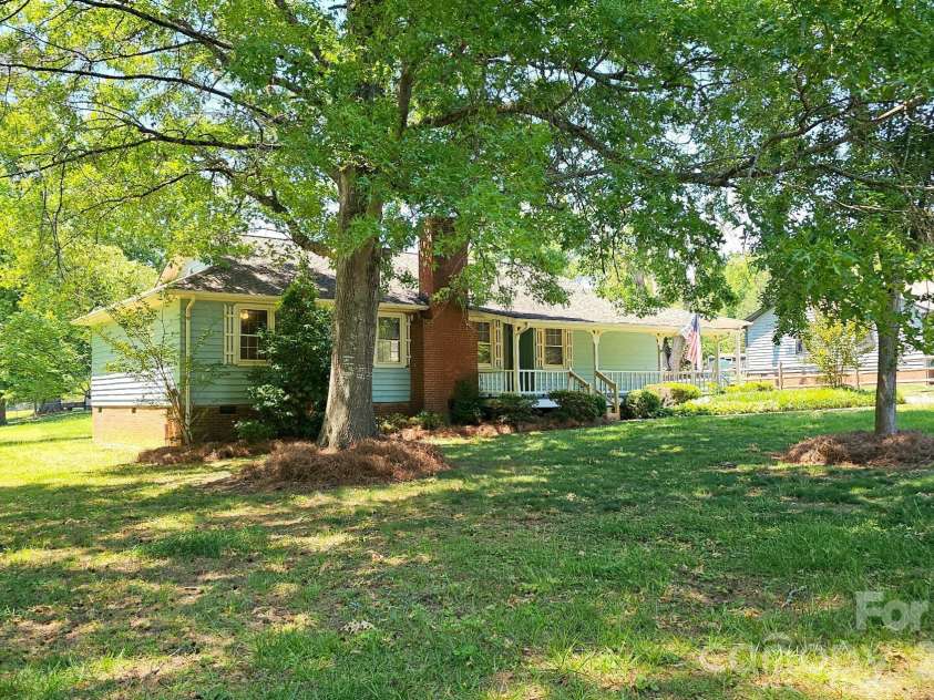 6016 Indian Brook Drive, Matthews, NC 28104.  MLS# CAR4377872, YatesRealty ID 28442. 