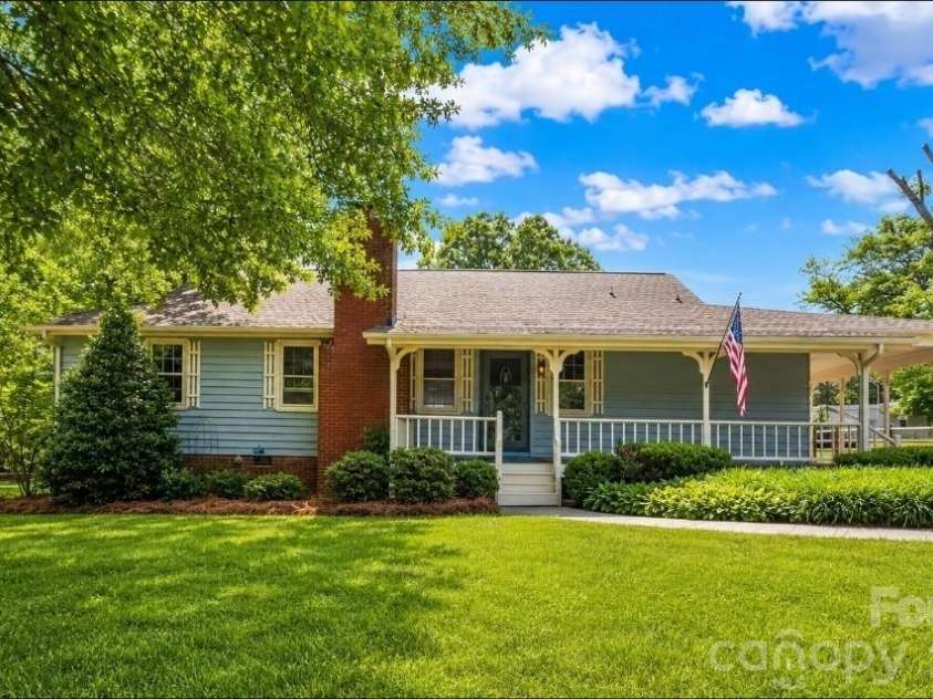 6016 Indian Brook Drive, Matthews, NC 28104.  MLS# CAR4377872, YatesRealty ID 28442. 