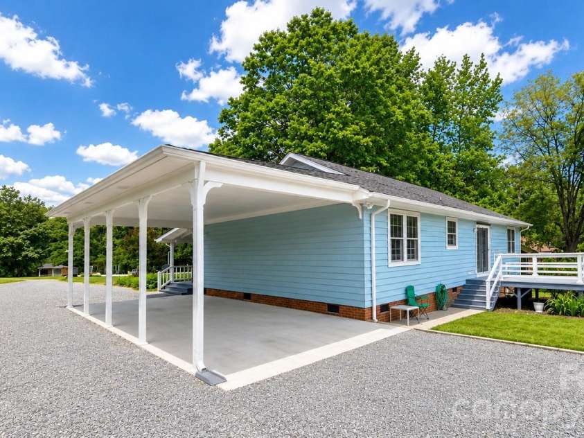 6016 Indian Brook Drive, Matthews, NC 28104.  MLS# CAR4377872, YatesRealty ID 28442. 