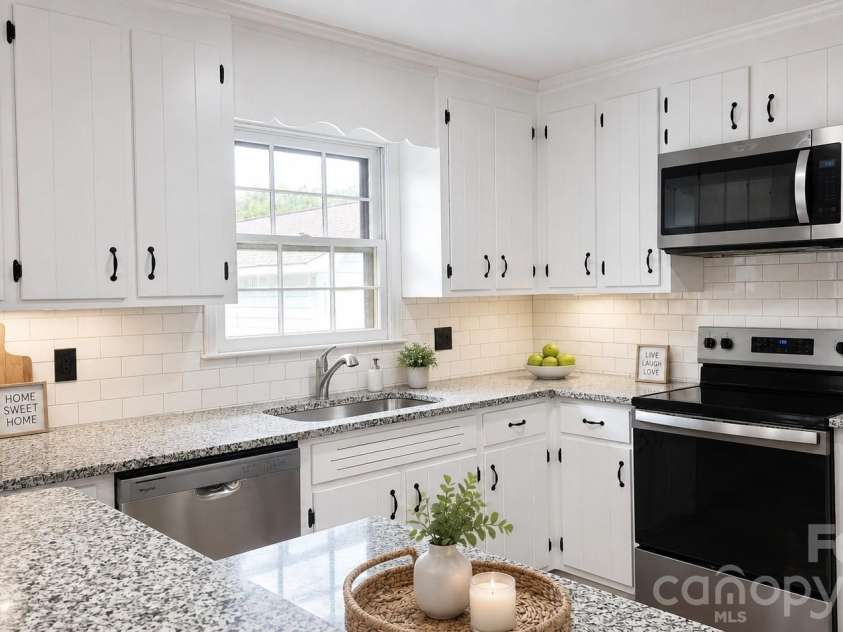 6016 Indian Brook Drive, Matthews, NC 28104.  MLS# CAR4377872, YatesRealty ID 28442. 