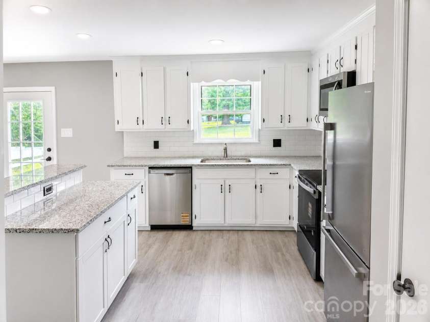6016 Indian Brook Drive, Matthews, NC 28104.  MLS# CAR4377872, YatesRealty ID 28442. 