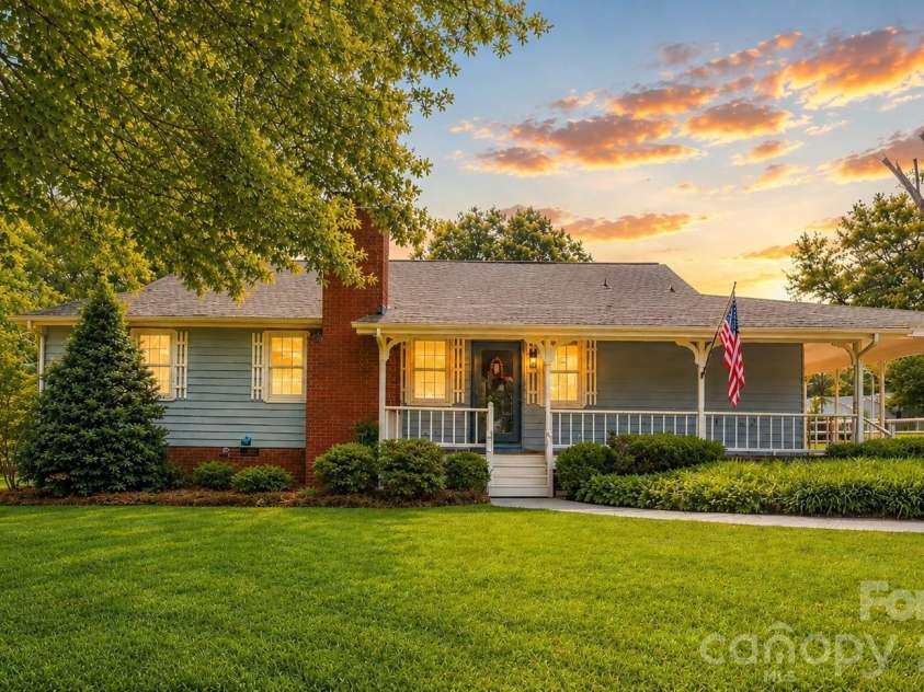 6016 Indian Brook Drive, Matthews, NC 28104.  MLS# CAR4377872, YatesRealty ID 28442. 
